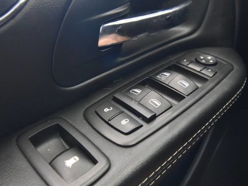 Used 2016 Chrysler Town & Country S image 28