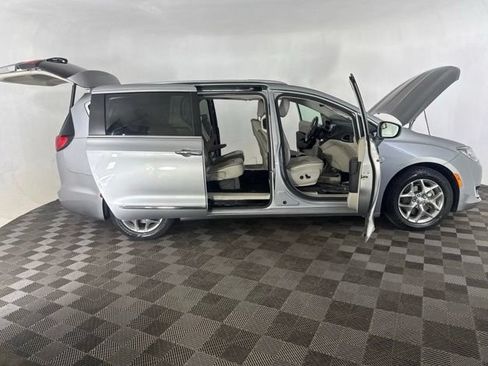 Used 2018 Chrysler Pacifica Limited FWD image 15