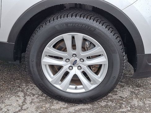 Used 2018 Ford Explorer XLT w/ Equipment Group 202A AWD/4WD image 8