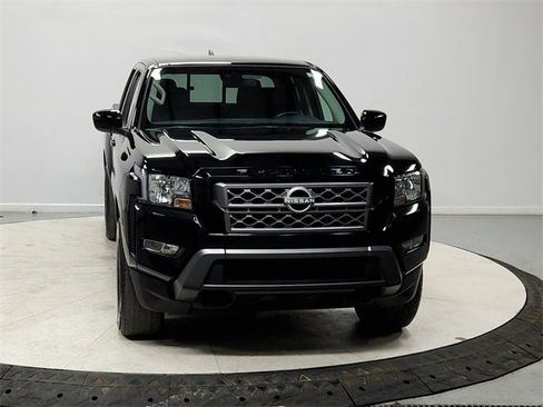 Used 2022 Nissan Frontier SV image 2