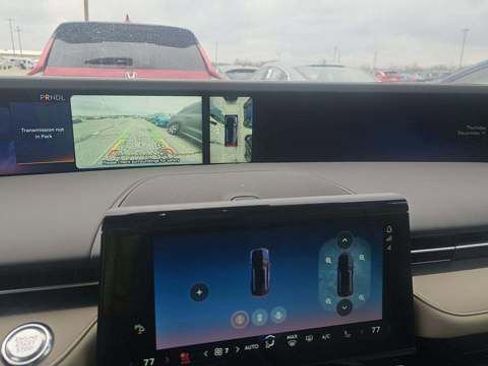 Used 2025 Lincoln Nautilus Premier image 11