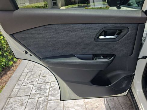 Used 2021 Nissan Rogue SV FWD image 9