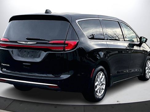 Certified 2024 Chrysler Pacifica Touring-L image 9