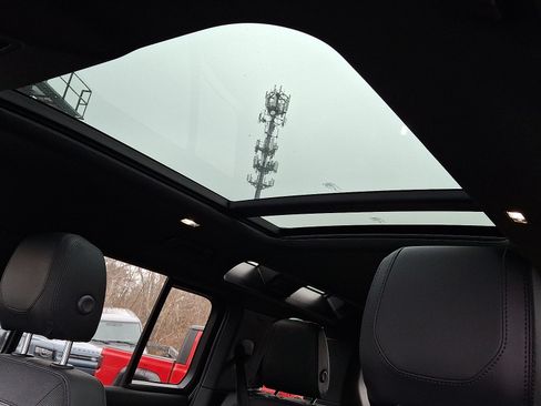 Used 2024 Land Rover Defender 110 X-Dynamic SE image 10