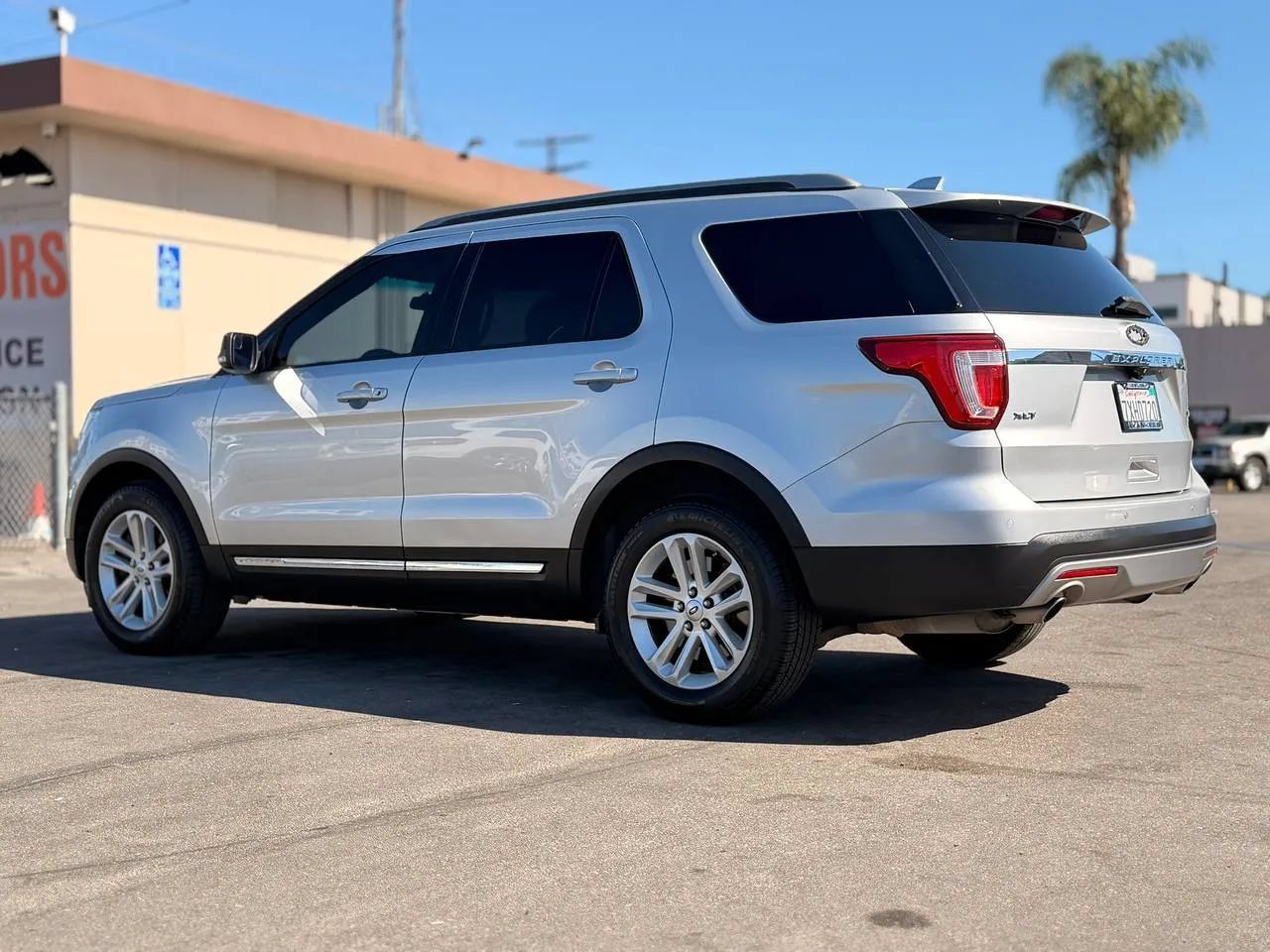 Used 2017 Ford Explorer XLT FWD image 9