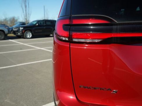 New 2026 Chrysler Pacifica Limited w/ Uconnect Theater Family Group image 40