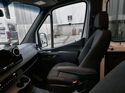 Used 2025 Mercedes-Benz Sprinter 2500 image 24