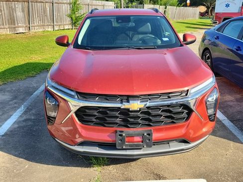 Used 2024 Chevrolet Trax LT w/ Driver Confidence Package FWD image 2