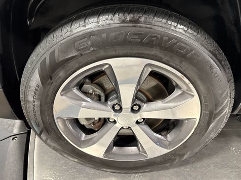 Used 2019 Jeep Cherokee Limited AWD/4WD image 2