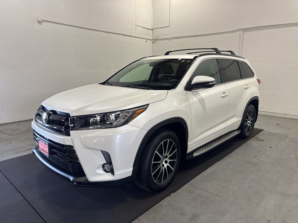 Used 2017 Toyota Highlander SE FWD image 3