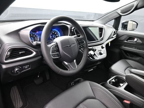 New 2026 Chrysler Pacifica Select image 10