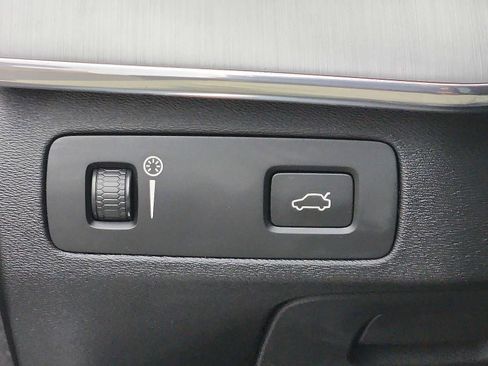 Used 2021 Volvo XC90 T5 Momentum w/ Climate Package image 22