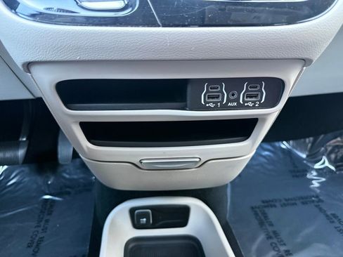 Used 2024 Chrysler Pacifica Touring-L image 27