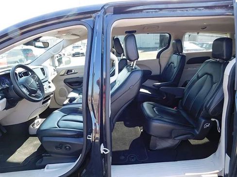 Used 2023 Chrysler Pacifica Touring-L FWD image 10