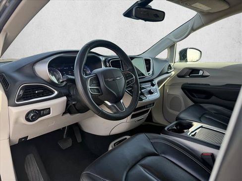 Used 2023 Chrysler Pacifica Touring-L FWD image 10