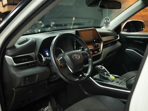 Used 2021 Toyota Highlander LE AWD/4WD image 10