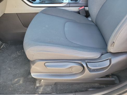 Used 2023 Kia Carnival LX FWD image 12
