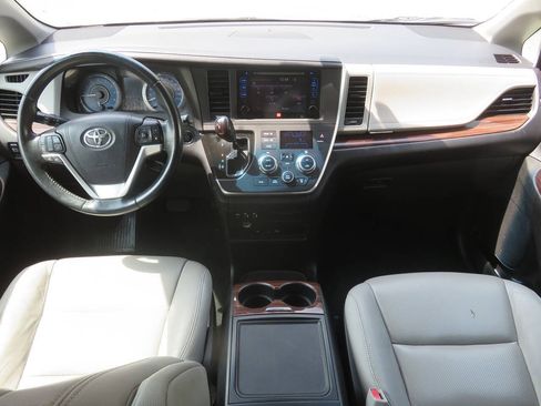 Used 2016 Toyota Sienna Limited Premium FWD image 12