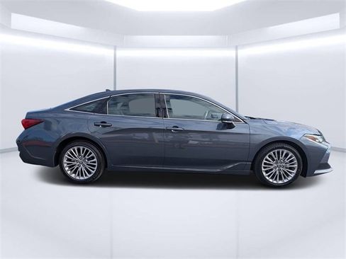 Used 2020 Toyota Avalon Limited image 2