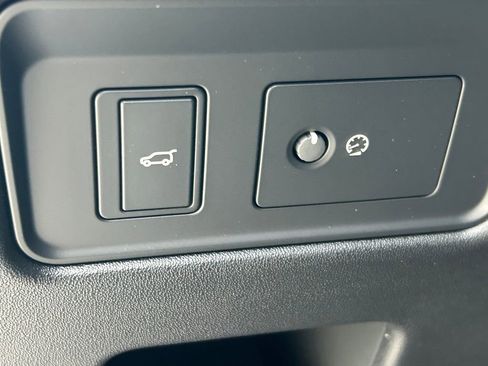 Used 2025 Land Rover Discovery S image 31