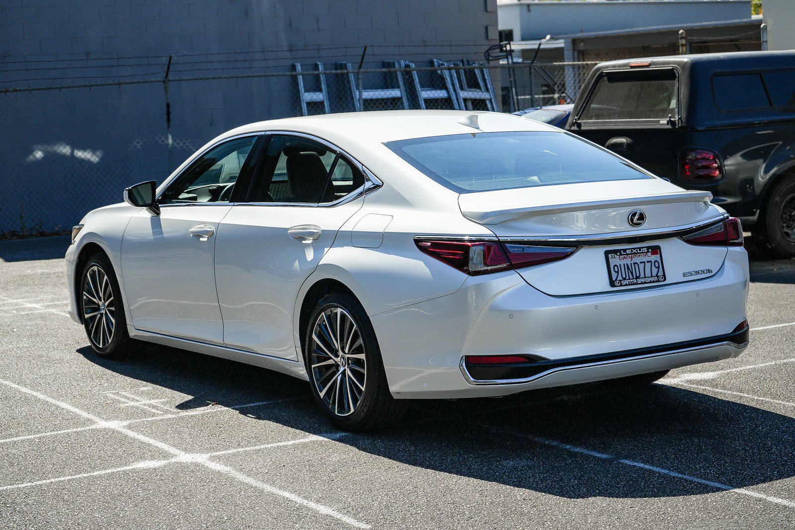 Used 2025 Lexus ES 300h w/ Premium Package FWD image 4