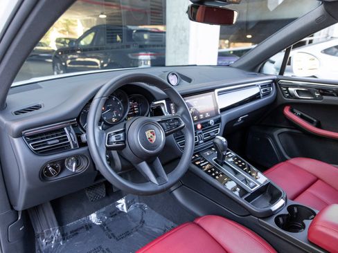Certified 2025 Porsche Macan AWD/4WD image 4
