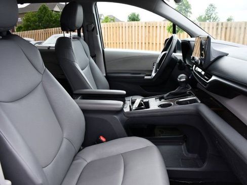 Used 2023 Toyota Sienna XLE w/ XLE Plus Package FWD image 23