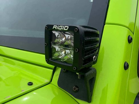 Used 2013 Jeep Wrangler Unlimited Rubicon image 24