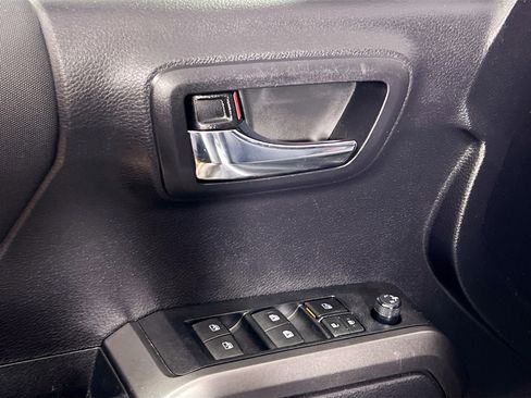 Used 2020 Toyota Tacoma TRD Sport w/ Technology Package RWD image 15