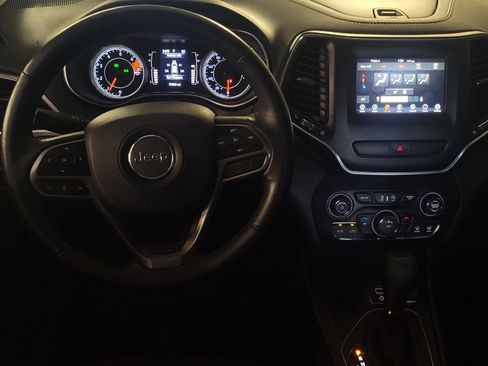 Used 2019 Jeep Cherokee Latitude w/ Cold Weather Group FWD image 22