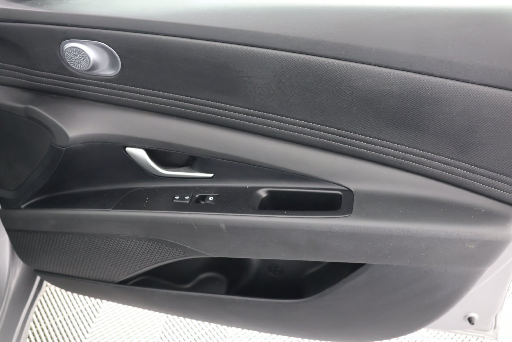 Used 2025 Hyundai Elantra SEL FWD image 29