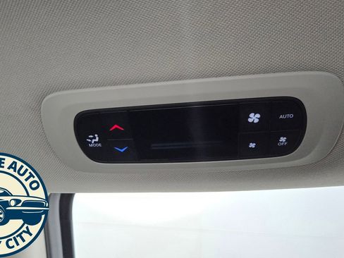 Used 2023 Chrysler Pacifica Touring-L FWD image 30