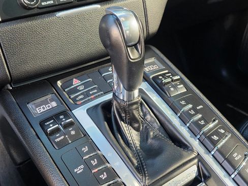Used 2018 Porsche Macan Turbo AWD/4WD image 17