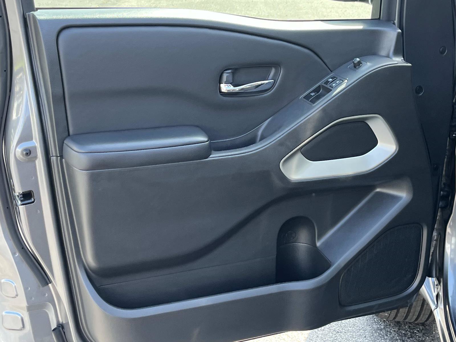 Used 2025 Nissan Frontier SV RWD image 25