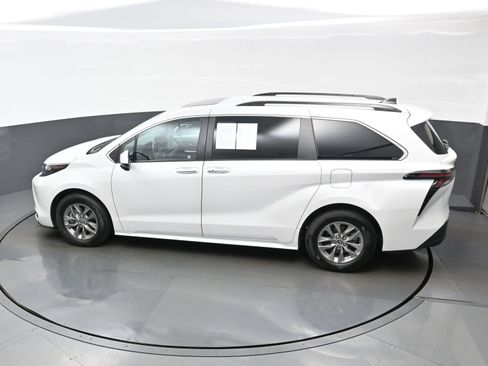 Used 2024 Toyota Sienna XLE AWD/4WD image 39