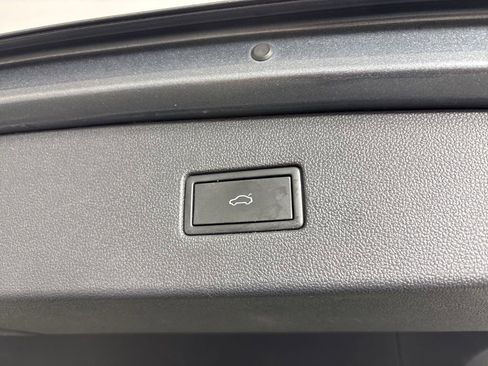 Used 2024 Volkswagen Tiguan SE image 18