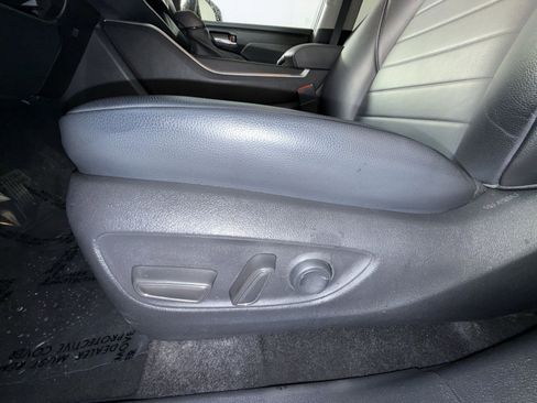 Used 2023 Toyota Highlander XLE FWD image 14