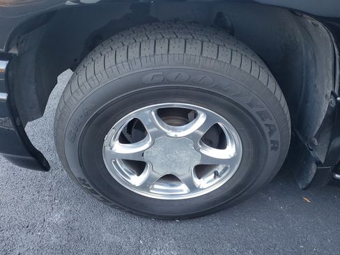 Used 2002 GMC Yukon Denali image 6