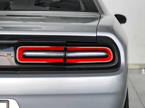 Used 2015 Dodge Challenger SXT image 38