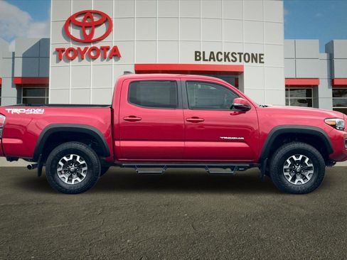 Used 2022 Toyota Tacoma TRD Off-Road image 2