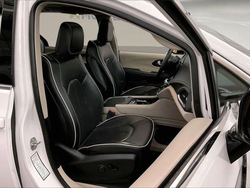 Used 2023 Chrysler Pacifica Limited FWD image 8
