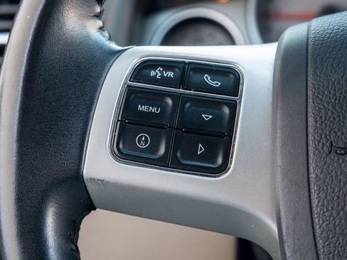 Used 2012 Volkswagen Routan SE image 17