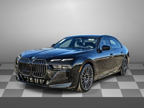 Used 2025 BMW 740i xDrive image 3