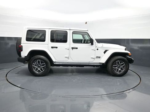 Used 2025 Jeep Wrangler Unlimited Sahara AWD/4WD image 11