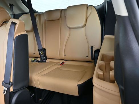 Used 2024 Kia Carnival LX FWD image 31