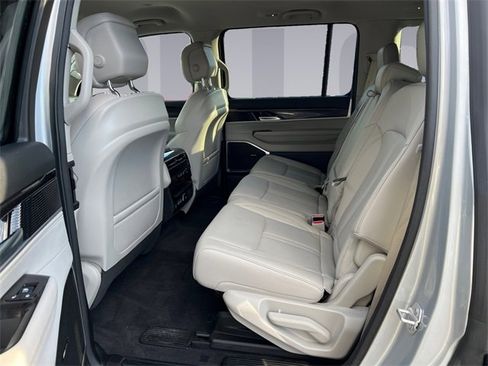 Used 2024 Jeep Wagoneer Base image 16