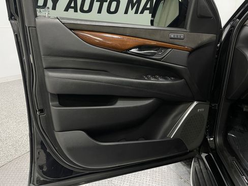 Used 2018 Cadillac Escalade ESV Luxury image 16