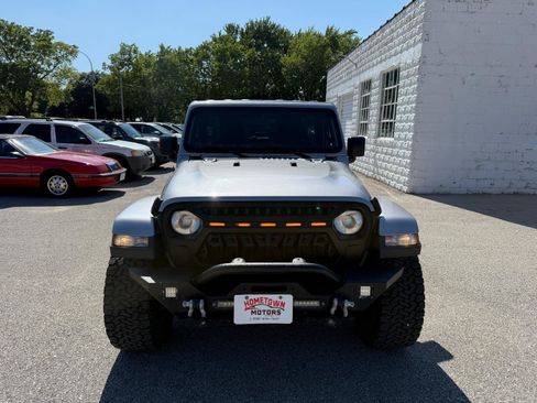 Used 2018 Jeep Wrangler Unlimited Sahara w/ Dual Top Group AWD/4WD image 2