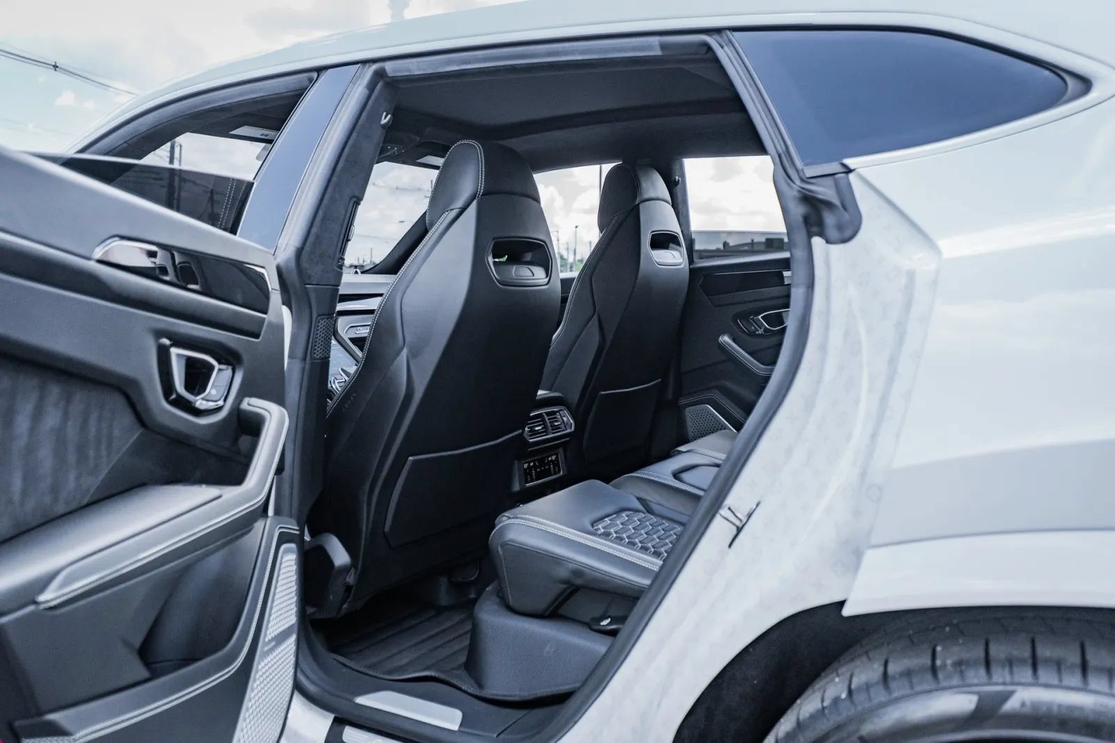 Used 2021 Lamborghini Urus AWD/4WD image 46
