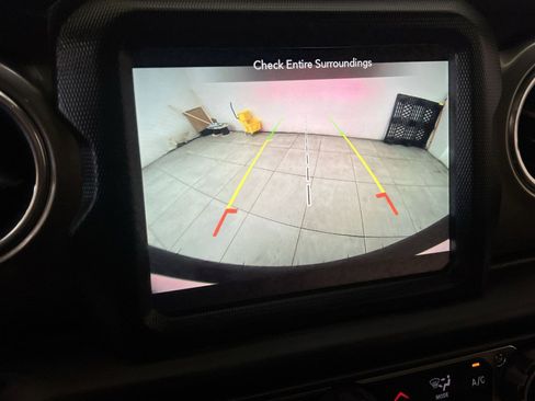 Used 2018 Jeep Wrangler Unlimited Sahara image 17